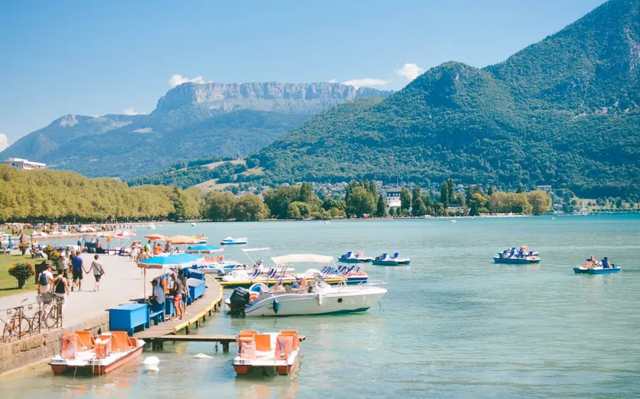 Le lac d’Annecy et les montagnes qui l’entourent