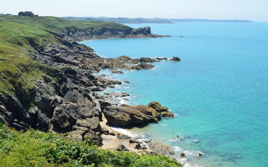 Côte rocheuse et mer turquoise à Cancale