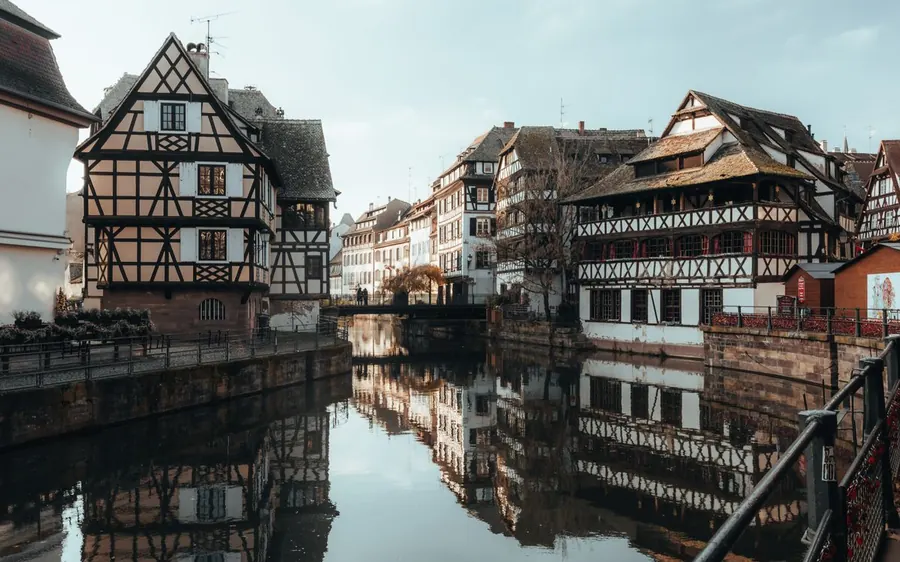Maisons à colombages au bord d’un canal à Strasbourg