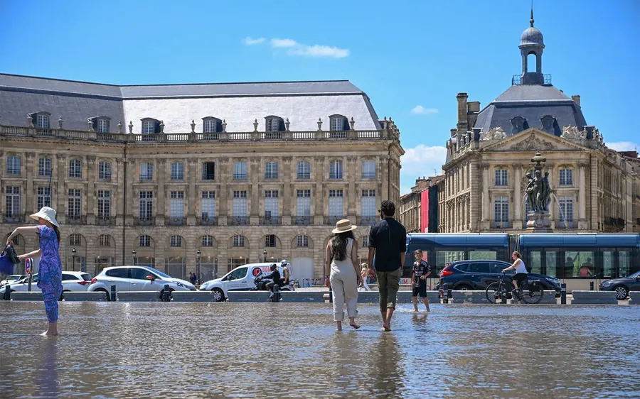 La place de la Bourse à Bordeaux par une journée ensoleillée