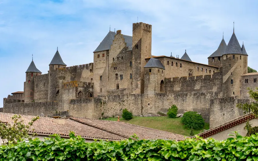 La cité fortifiée de Carcassonne sous un ciel bleu