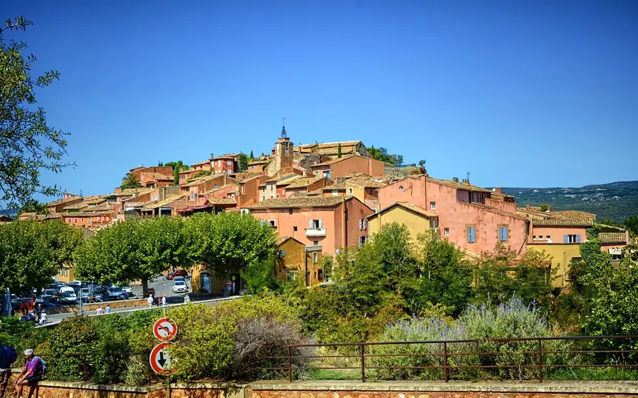 Village perché de Provence entouré de pins